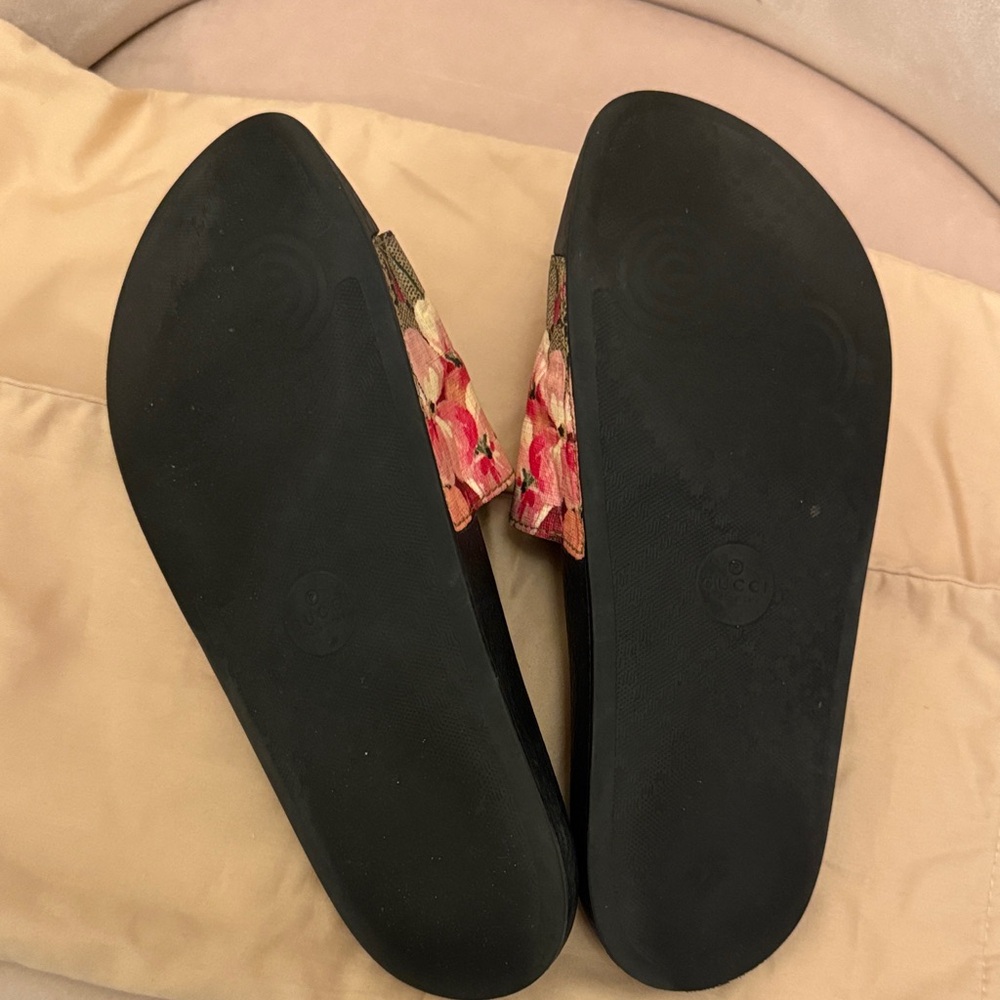 Gucci Women's Floral Slide Sandals - Black and Red - Picture 2 of 7